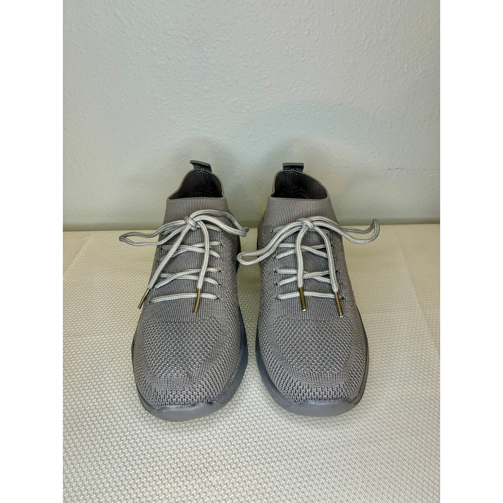 Gray Lightweight Sneakers Size 7.5. non-slip sole. Breathable mesh upper